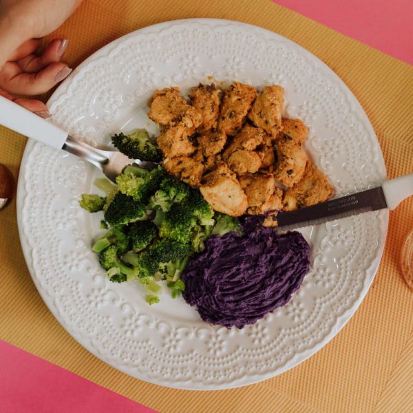 Frango em Cubos com Purê de Batata Doce Roxa + Brócolis