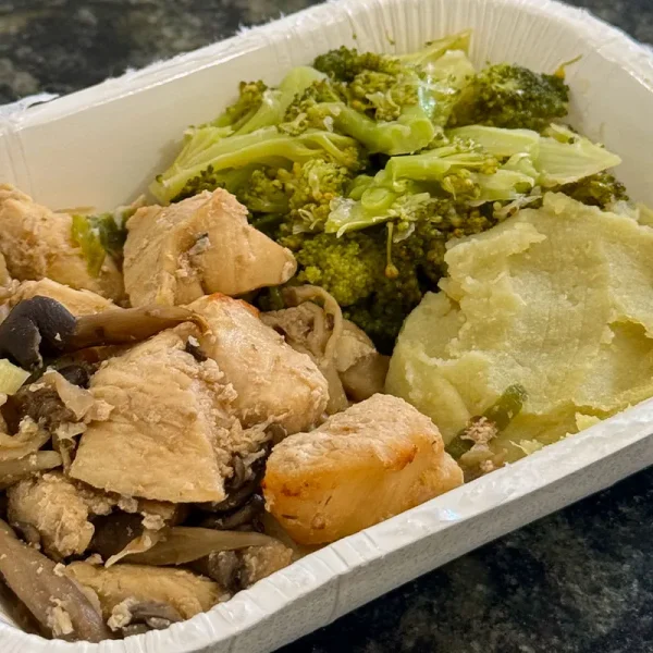 Frango com Shimeji + Purê de Batata Doce + Brócolis