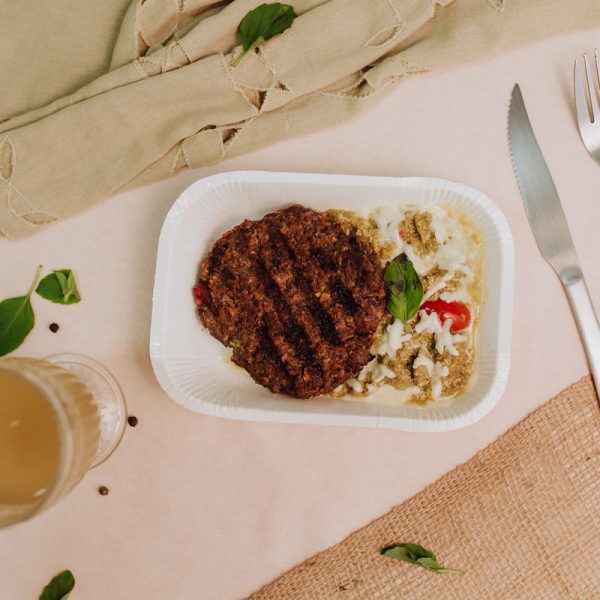 Hambúrguer de Carne com Especiarias + Risoto de Quinoa à Caprese