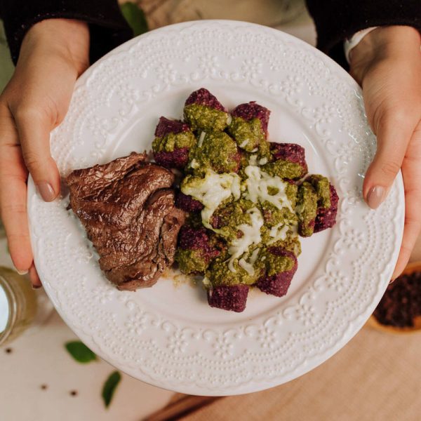 Medalhão de Filé Mignon + Nhoque de Batata Doce Roxa com Molho Pesto e Muçarela de Búfala