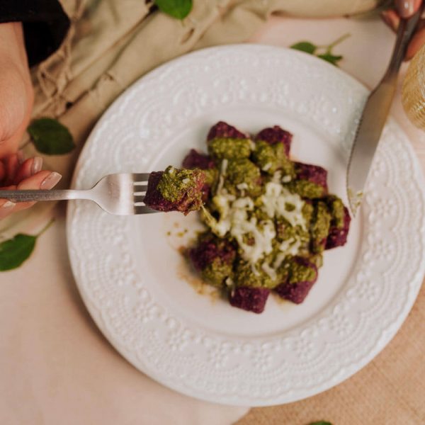 Nhoque de Batata Doce Roxa ao Molho Pesto e Muçarela de Búfala