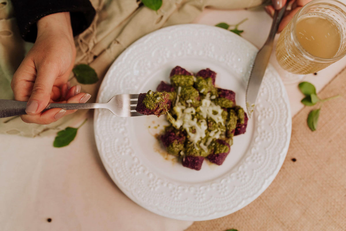 15262487471-nhoque-de-batata-doce-roxa-ao-molho-pesto-e-mucarela-de-bufala.jpg Nhoque de Batata Doce Roxa ao Molho Pesto e Muçarela de Búfala - Imagem 1