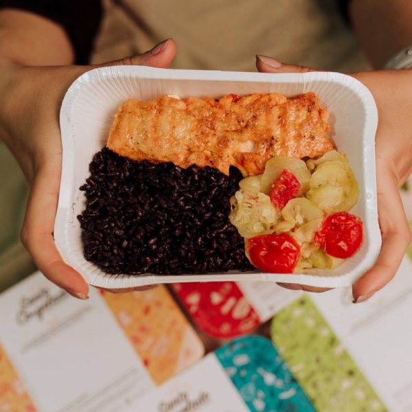 Salmão Grelhado + Arroz Negro + Abobrinha com Tomate Confit
