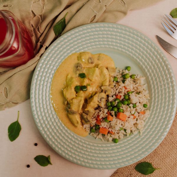 Strogonoff Light de Frango + Arroz Integral à Primavera