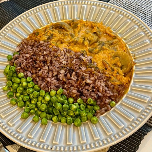 Strogonoff de Cogumelos com Arroz 7 Grãos e Ervilha Fresca