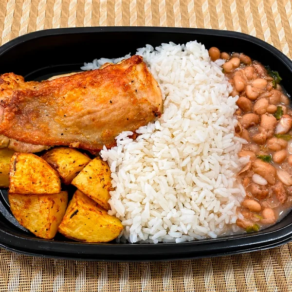 Sobrecoxa de Frango + Arroz Branco + Feijão + Batata Inglesa Rústica